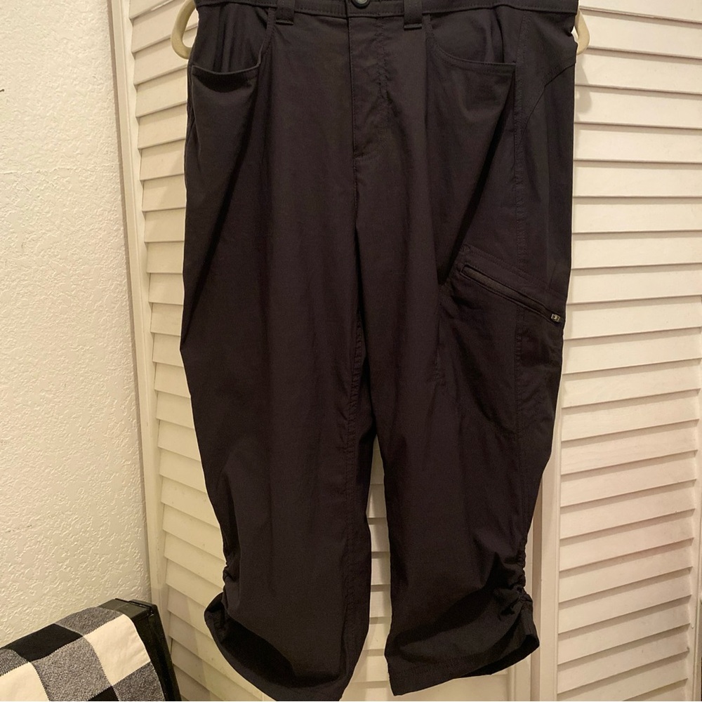 EDDIE BAUER Women’s “Rainier ActiveWear Capri Pants.” Black Size 12 Zipper EUC